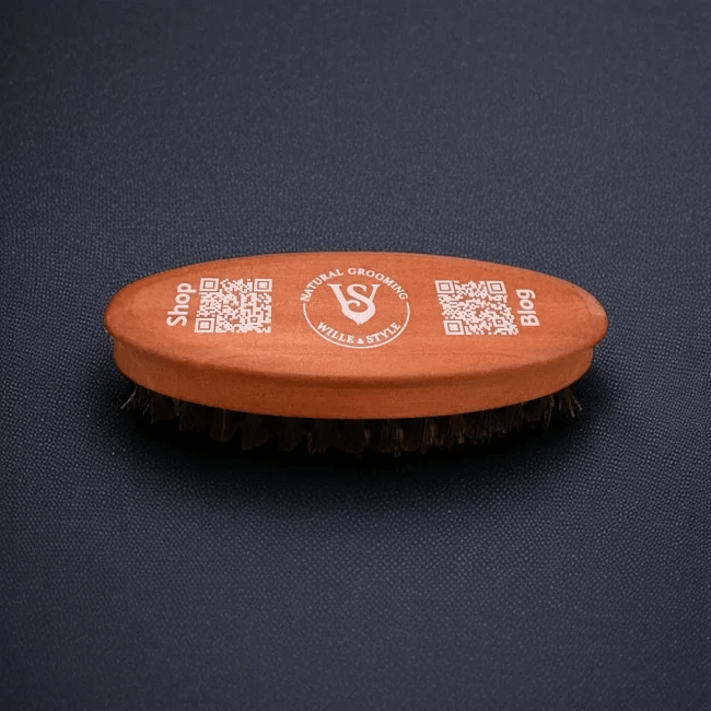 Kompakte Bartbürste mit Wildschweinborsten und Wille & Style Logo - Made in Germany-