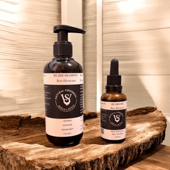 Erfahrungen & Feedback 1 Bartöl und Bartshampoo von Wille & Style stehen auf natürlichen Holzhockern im Badezimmer. Natürlich. Authentisch. Echt.